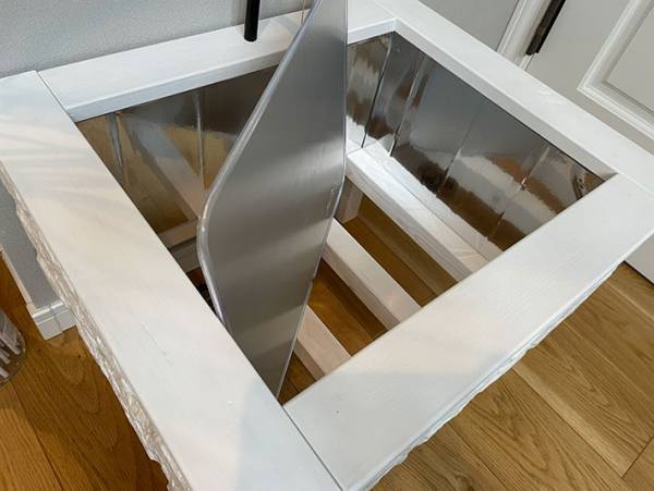 シンクを占拠してくつろぐ猫！　飼い主がどかさない理由とは？