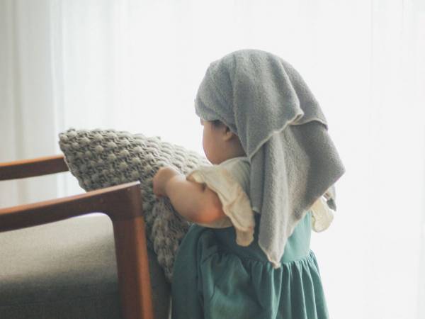 ただクッションを運んでいただけで？　１３万『いいね』を貰った少女の写真がこちら