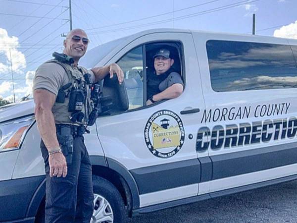 え、本人じゃないの！？　ロック様にそっくりの警察官にネットが騒然