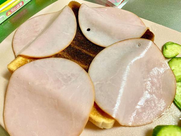 「これは良い！」「気付かなかった」サンドイッチの具がこぼれない簡単な方法