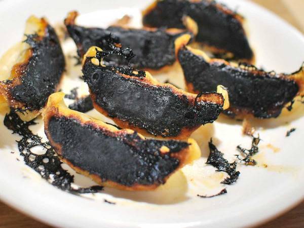 餃子を焼くのに失敗して真っ黒焦げに…　その後の展開に称賛の声が相次ぐ