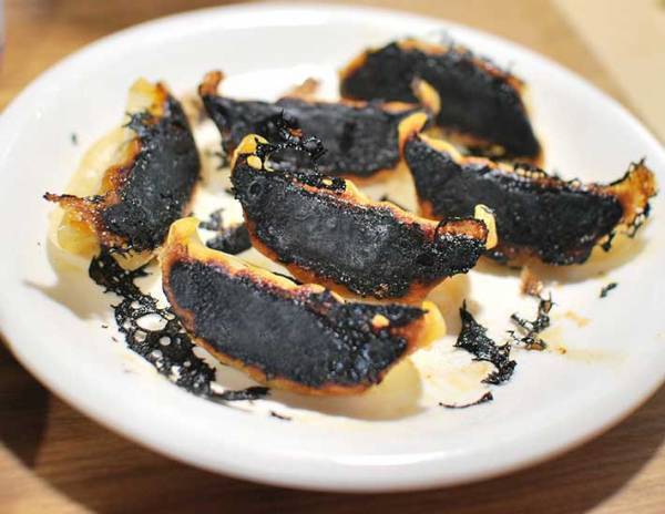 餃子を焼くのに失敗して真っ黒焦げに…　その後の展開に称賛の声が相次ぐ