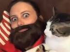 ひげ面の夫にばかり懐く愛猫　妻がひげをつけたら？　「笑い転げた」