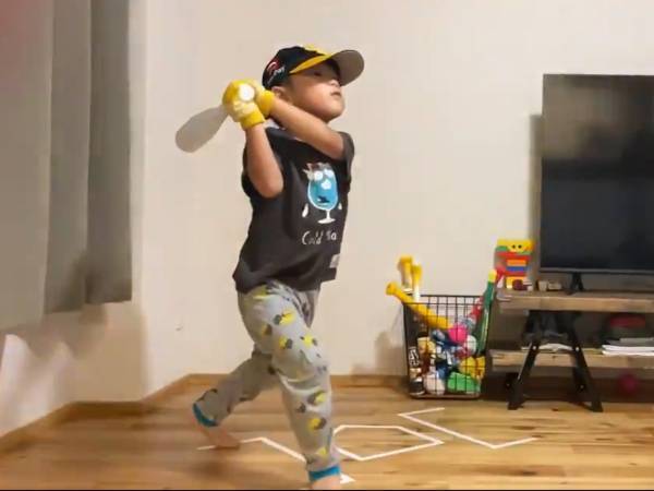 ４歳児のバッティングフォームに？　「素人目に見ても美しすぎる」