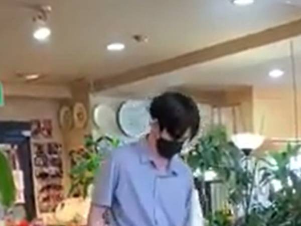 ４５０円のウインナーコーヒー　店員が運ぶ姿に「クセが強い」「噴いたら倒れそう」