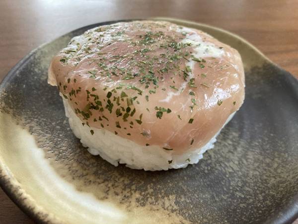 酒のお供にしたい味！　ファミリーマートで見つけた生ハム寿司は食べて損なし