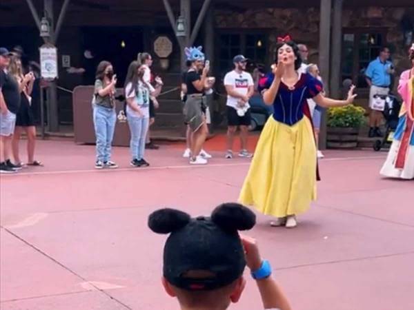 「かわいすぎる」「涙が出てきた」　４歳の男の子がプリンセスに向かって…？