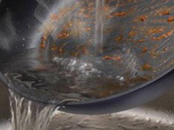 調理直後の熱したフライパンに水をかける行為が？　「自粛します」「四半世紀生きて初めて知った」