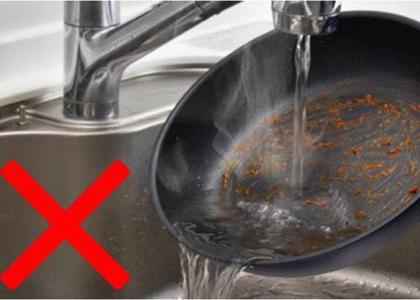 調理直後の熱したフライパンに水をかける行為が？　「自粛します」「四半世紀生きて初めて知った」