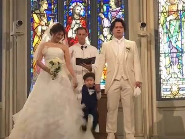 結婚式の途中、壇上に上がった息子　続く『自由すぎる行動』に笑いが起こる