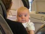 何か見えてるの？　飛行機の中で目が合った赤ちゃんの目力がハンパない！