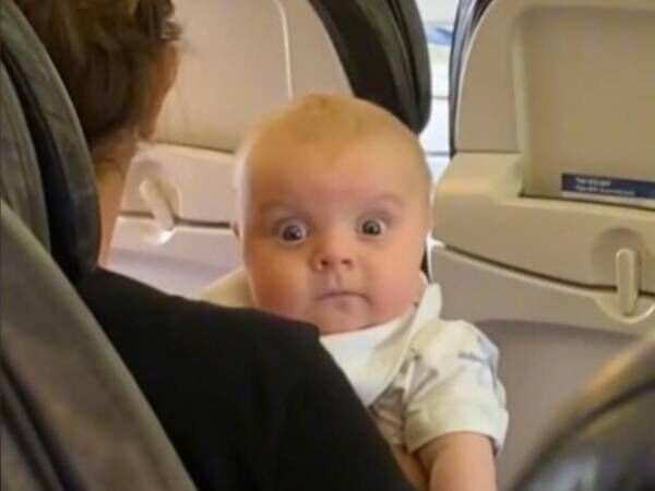 何か見えてるの 飛行機の中で目が合った赤ちゃんの目力がハンパない 21年9月22日 ウーマンエキサイト 1 2