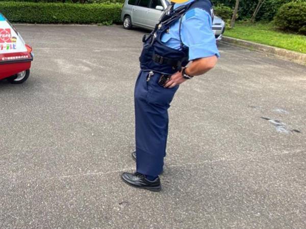 突然、車に近付いてきた警察官　その理由に「優しい世界」「かわいい」