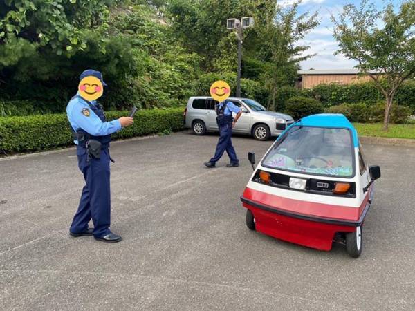 突然、車に近付いてきた警察官　その理由に「優しい世界」「かわいい」
