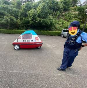 突然、車に近付いてきた警察官　その理由に「優しい世界」「かわいい」