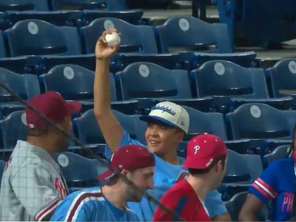 野球のファウルボールを捕って喜ぶ少年　次の瞬間？　「感動して涙が出た」