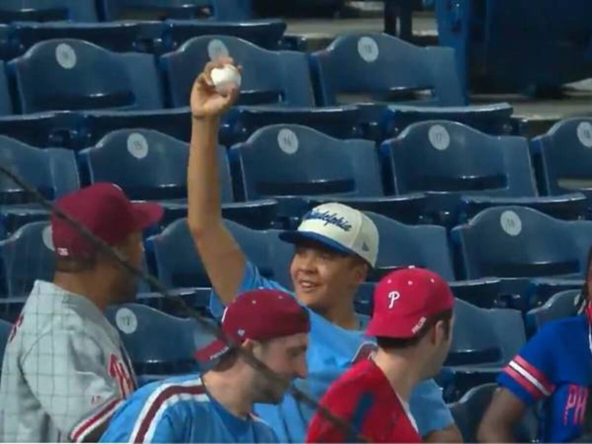 野球のファウルボールを捕って喜ぶ少年 次の瞬間 感動して涙が出た 21年9月24日 ウーマンエキサイト 1 3