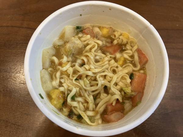 カップヌードルの人気味が合体 本当に混ぜるとおいしいのか実食レポート