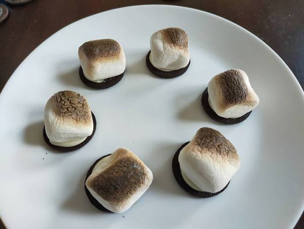 たった２つの材料で！オレオで作る簡単スモアが本格的だった