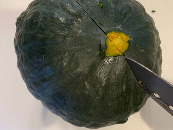 意外と知らない！超簡単にできるかぼちゃの切り方