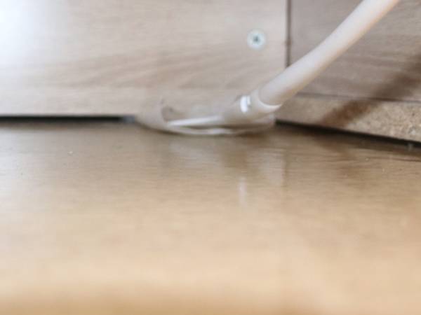 掃除しづらい家具の下が？　カインズのワイパーを使ってみると「簡単で便利！」