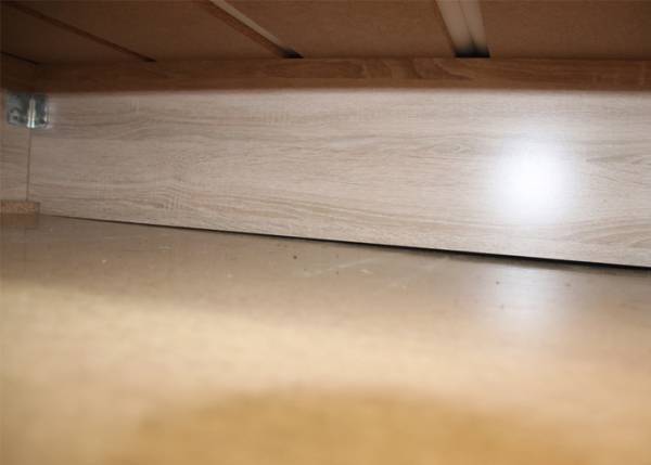 掃除しづらい家具の下が？　カインズのワイパーを使ってみると「簡単で便利！」