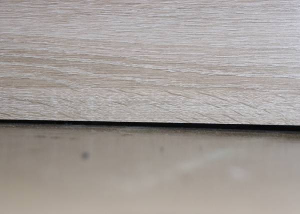 掃除しづらい家具の下が？　カインズのワイパーを使ってみると「簡単で便利！」