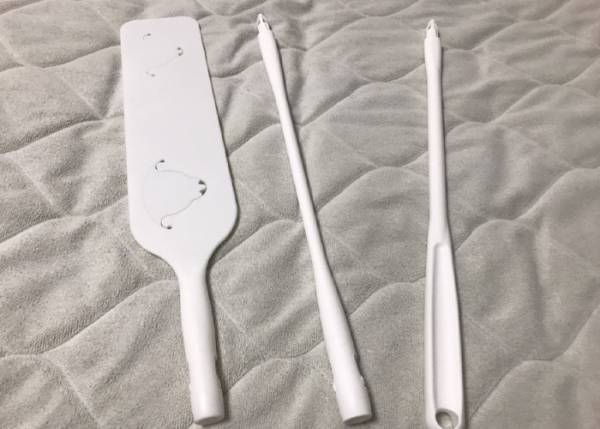 掃除しづらい家具の下が？　カインズのワイパーを使ってみると「簡単で便利！」