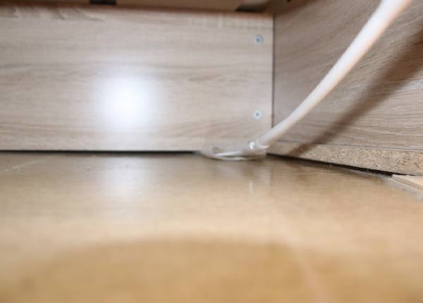 掃除しづらい家具の下が？　カインズのワイパーを使ってみると「簡単で便利！」