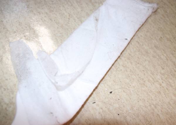 掃除しづらい家具の下が？　カインズのワイパーを使ってみると「簡単で便利！」