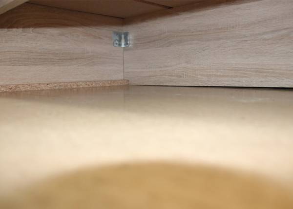 掃除しづらい家具の下が？　カインズのワイパーを使ってみると「簡単で便利！」