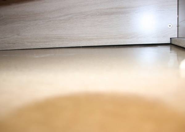 掃除しづらい家具の下が？　カインズのワイパーを使ってみると「簡単で便利！」