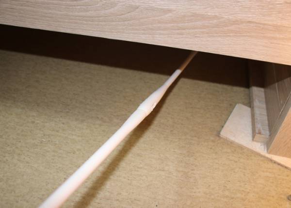 掃除しづらい家具の下が？　カインズのワイパーを使ってみると「簡単で便利！」