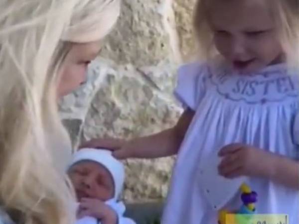 目が見えない女の子が、生まれたばかりの弟と初対面　「いいお姉さんになるね」