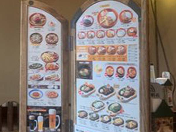 入店したびっくりドンキーの店内が？　「実家のような安心感」「見ているだけで眠れそう」