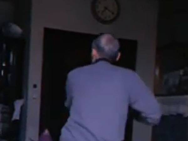 疑いながら写真を確認した孫　『おじいちゃんの若い頃』に衝撃！