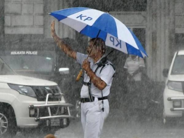 １万回シェアされた写真　大雨の中で交通整理をする警察官の足元を見ると？