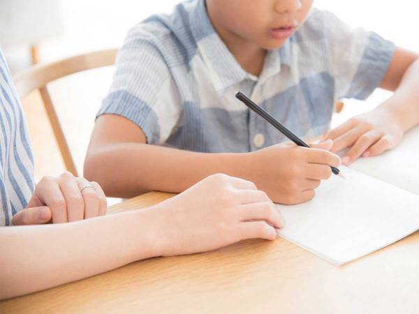 「ご飯粒を噴き出した」「ある意味天才」　息子の宿題を見て母が止めた理由とは？