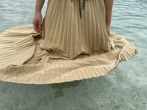 ワークマンの本気がすごすぎる…！　撥水加工のスカートで海に入ってみたら？