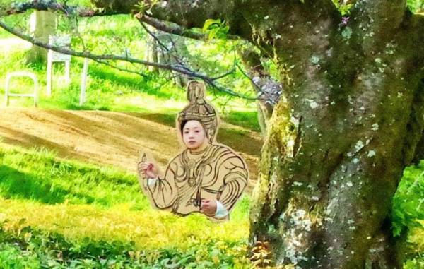 穴から顔を出すだけ！　誰でも簡単に仏像に変身できる『２D仏像顔出し看板』って何？