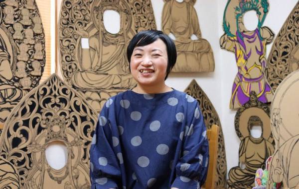 穴から顔を出すだけ！　誰でも簡単に仏像に変身できる『２D仏像顔出し看板』って何？