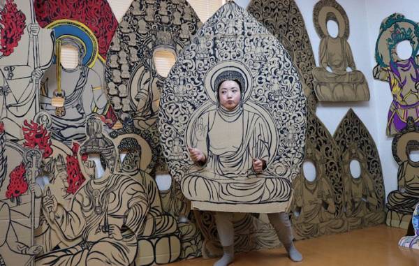 穴から顔を出すだけ！　誰でも簡単に仏像に変身できる『２D仏像顔出し看板』って何？