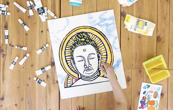 穴から顔を出すだけ！　誰でも簡単に仏像に変身できる『２D仏像顔出し看板』って何？