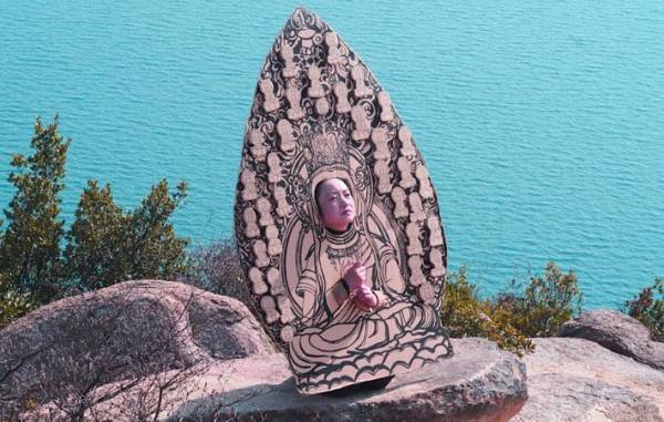 穴から顔を出すだけ！　誰でも簡単に仏像に変身できる『２D仏像顔出し看板』って何？