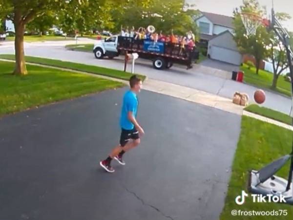 自宅でバスケの練習をしていた青年　すると突然『応援団』が現れて…？