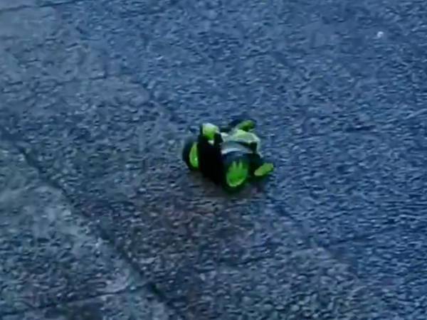 ９９９円で買った激安ラジコン　走らせてみると「最後の動きに爆笑」「ありえない…」