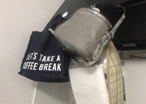 狭い台所でも物を置きたい！　１００円でできちゃうこの方法がオススメ