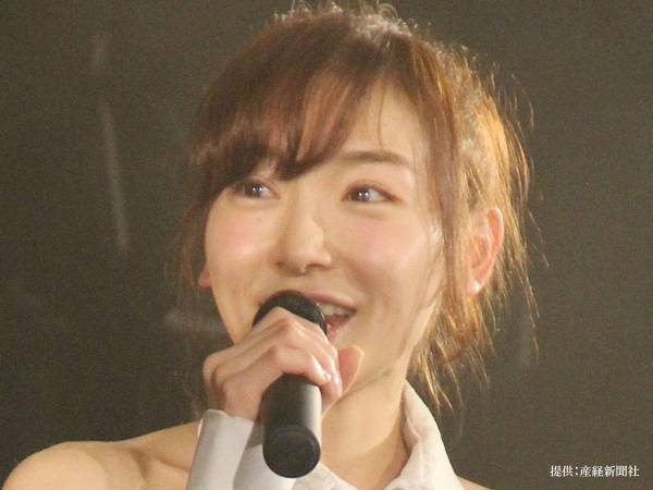 スタイルのよさが際立つ衣装でポーズ　加護亜依のコスプレに驚きの声