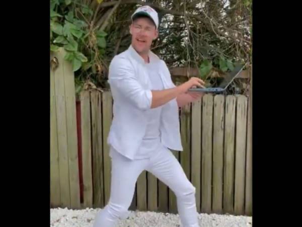 リモート授業が楽しくなるように　歌って踊る先生の動画が大絶賛される