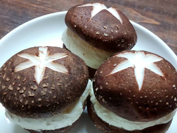 「最後の１枚でゲラゲラ笑った」　シイタケで『マリトッツオ』を作ると…？